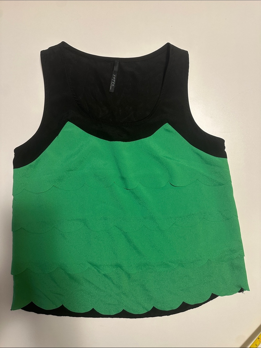 Yetts Los Angeles Black & Green Scalloped Layer Tank Top